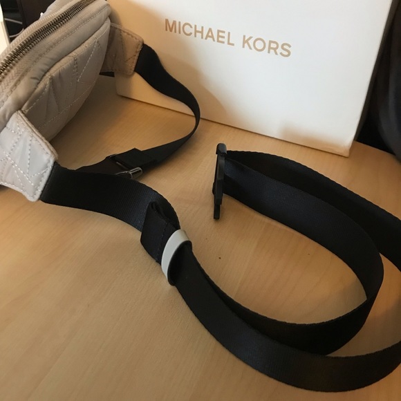 Vegan MICHAEL KORS Belt Bag quilted lightweight grey & silver NWT + Original box - Picture 9 of 13